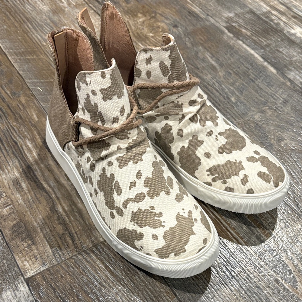 Very G womens Brown and Cream Patterned Sneakers